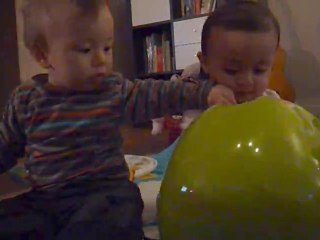 Marco partage ses jouets :)