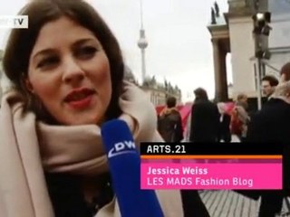 Tweeting from the catwalk | Video of the day