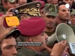 Tunus'ta ordu 'gençliğin devrimini' koruma sözü verdi