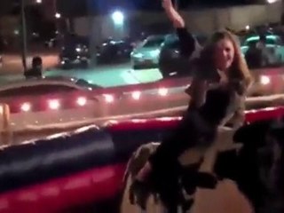 Bionda su toro meccanico: divertimento garantito
