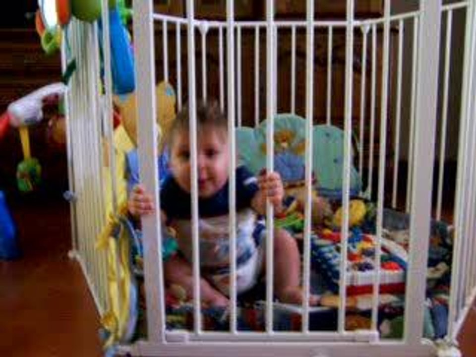 greg se met debout tout seul