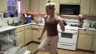 Balletto in cucina e ruzzolone inevitabile