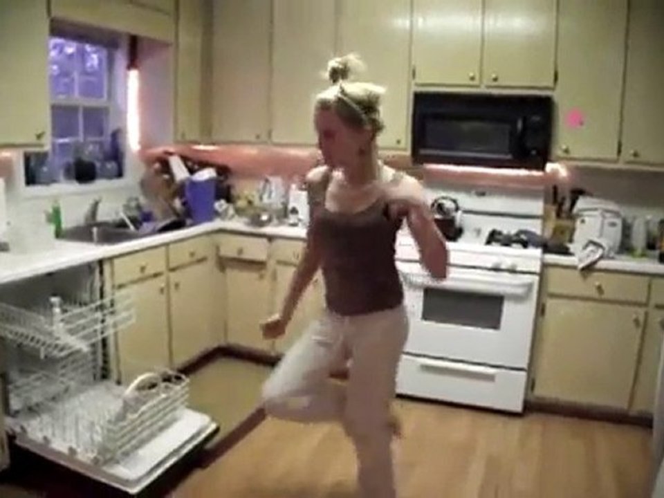 Balletto in cucina e ruzzolone inevitabile