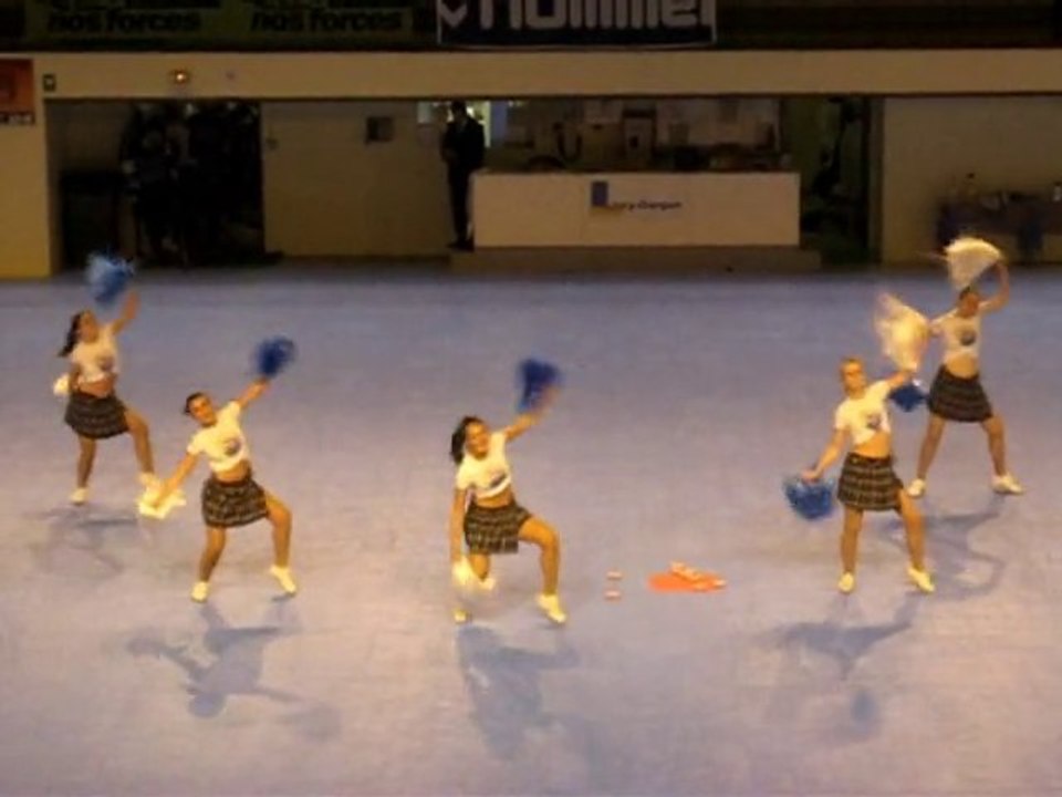 Les Pom-Pom Girls font le show pour les Busards !
