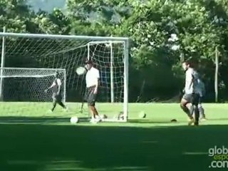 Ronaldinho segna da dietro la porta