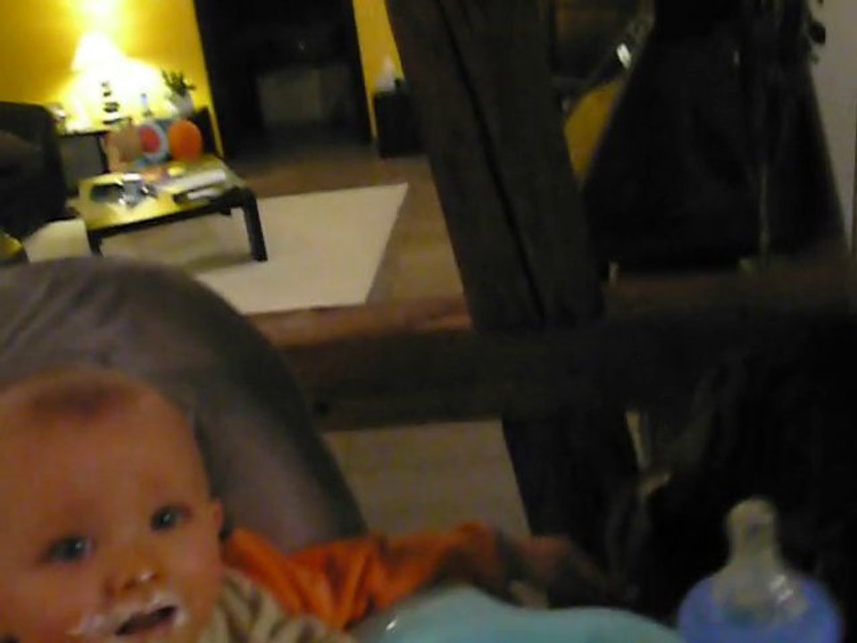 Le repas de bébé Paul, 8 mois et de son chat-chat