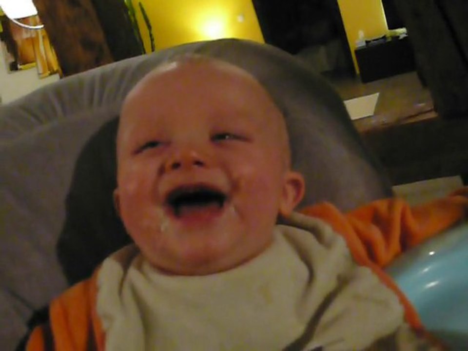 Bébé Paul 8 mois rit au éclats devant les gags de son père