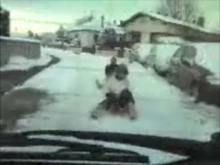 Luges tirées par une voiture.
