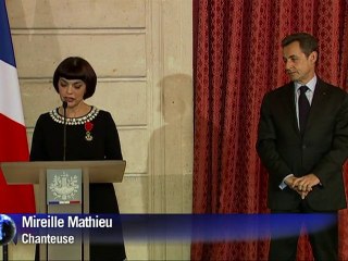 Nicolas Sarkozy remet la légion d'honneur à Mireille Mathieu