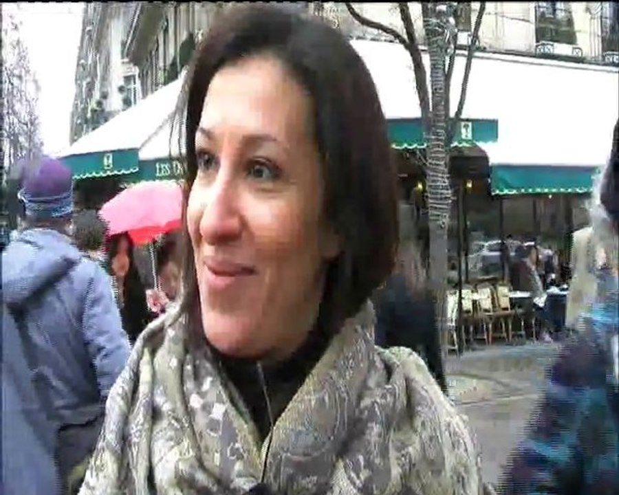 Tract devant le Café de Flore