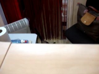 TIHI CALINE DEVANT LA PORTE