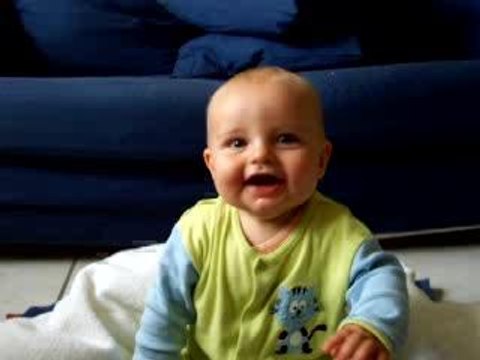 Loic 2006 08 02 - 01 Tient assis