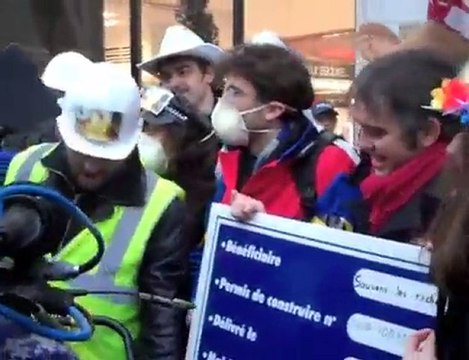 Manifestation anti gaz de schiste sur les Champs Elysées
