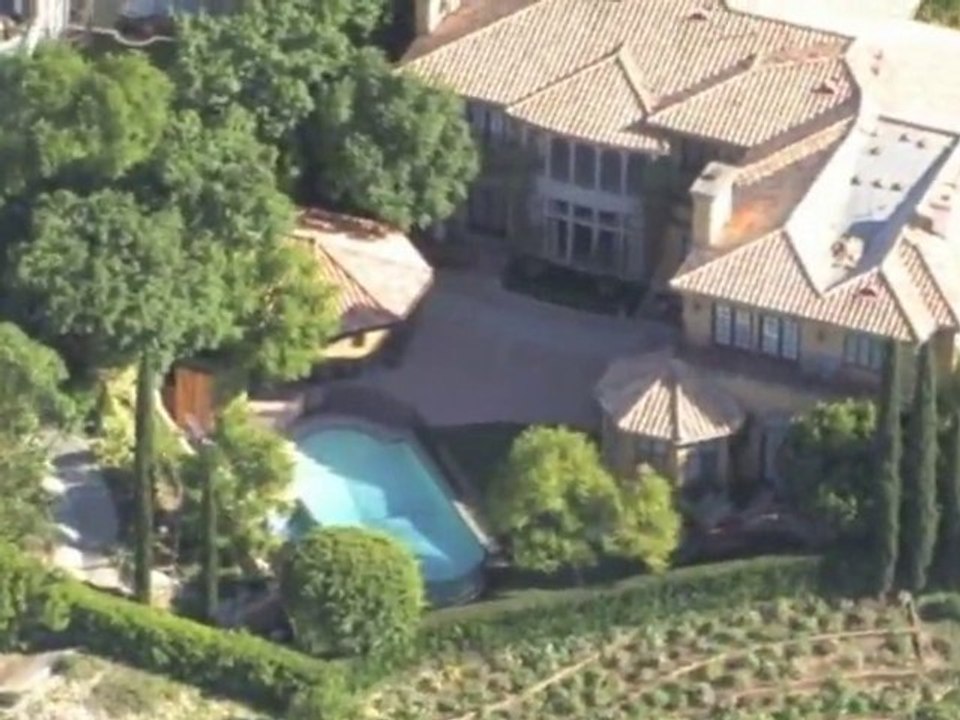 Charlie Sheen suffers hernia