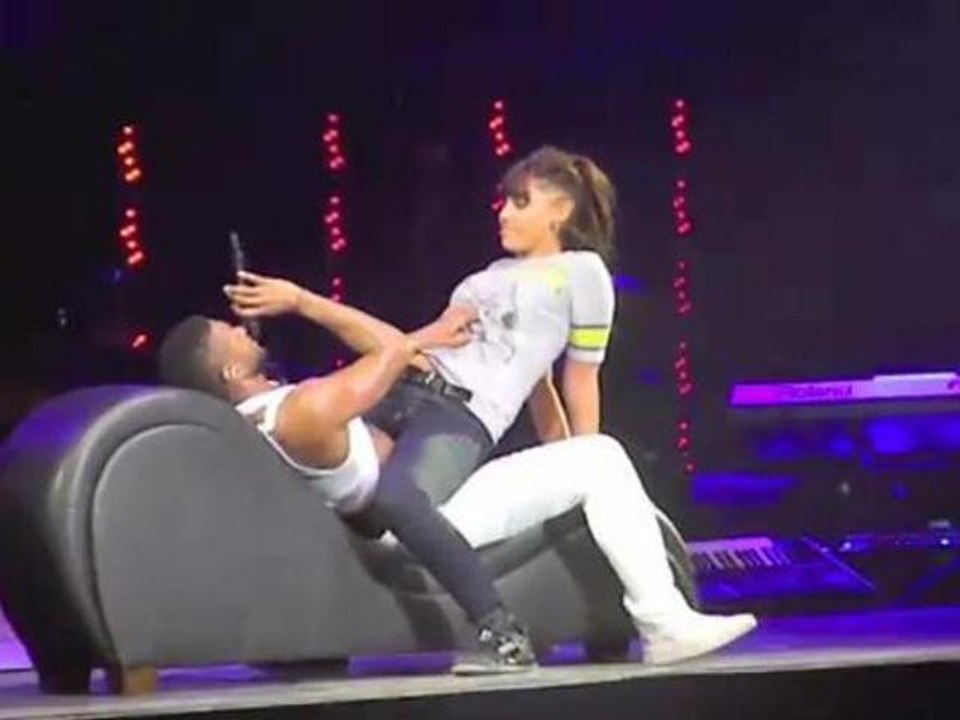 Elle simule l'amour avec Usher sur scène !