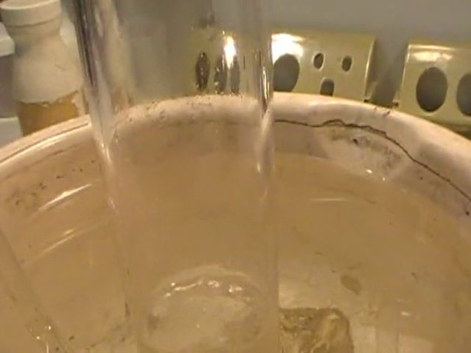 Recuperation de gaz par deplacement d'eau.