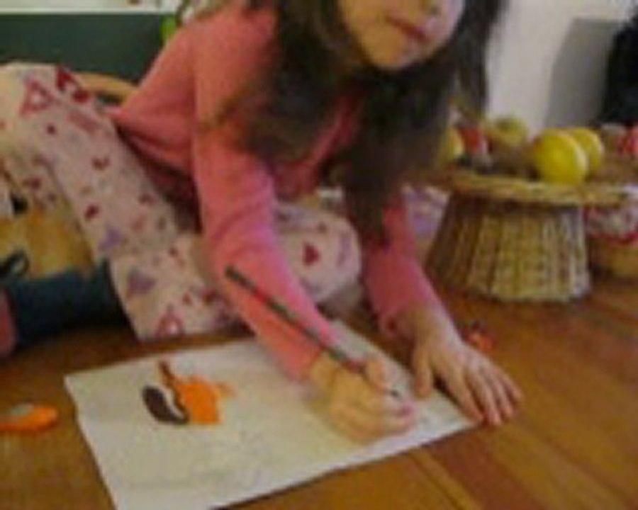 Marilou écrit son prénom