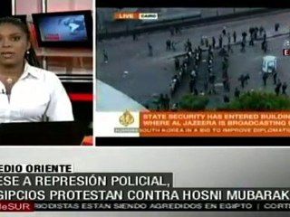 Скачать видео: Egipcios vencen en Suez a la policía, crecen protestas en t