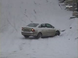 Başkent`te araçların buzla dansı