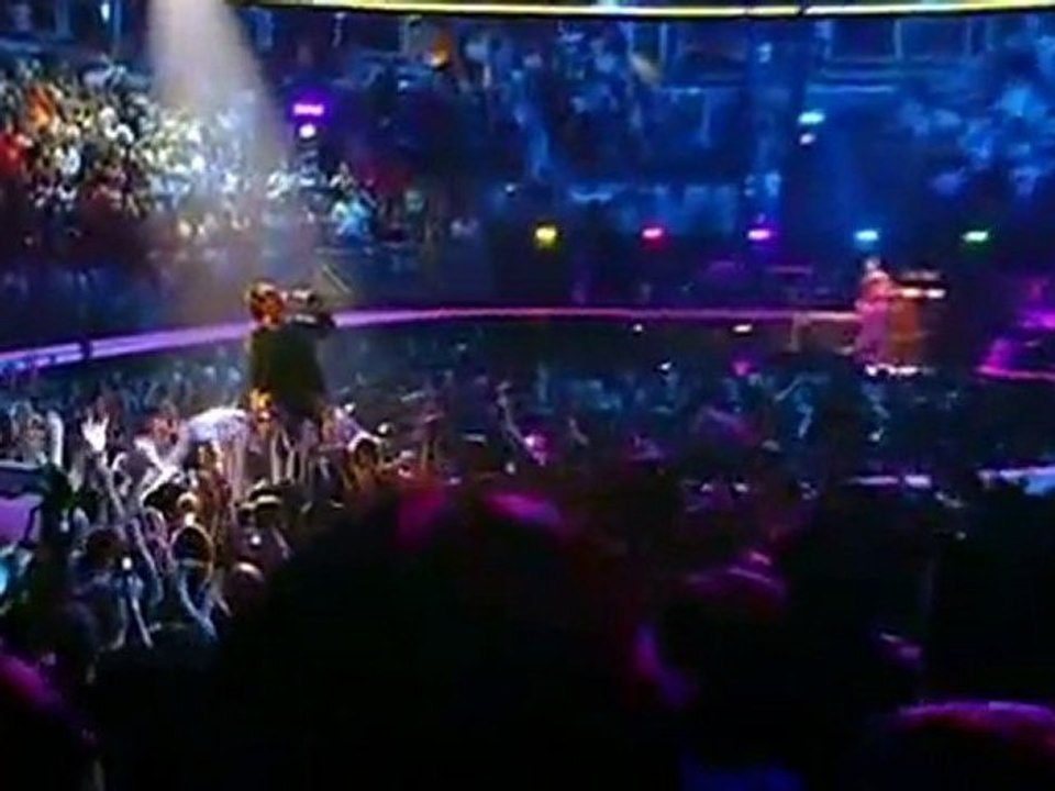 U2 – Beautiful Day  2005 U2  Live Chicago