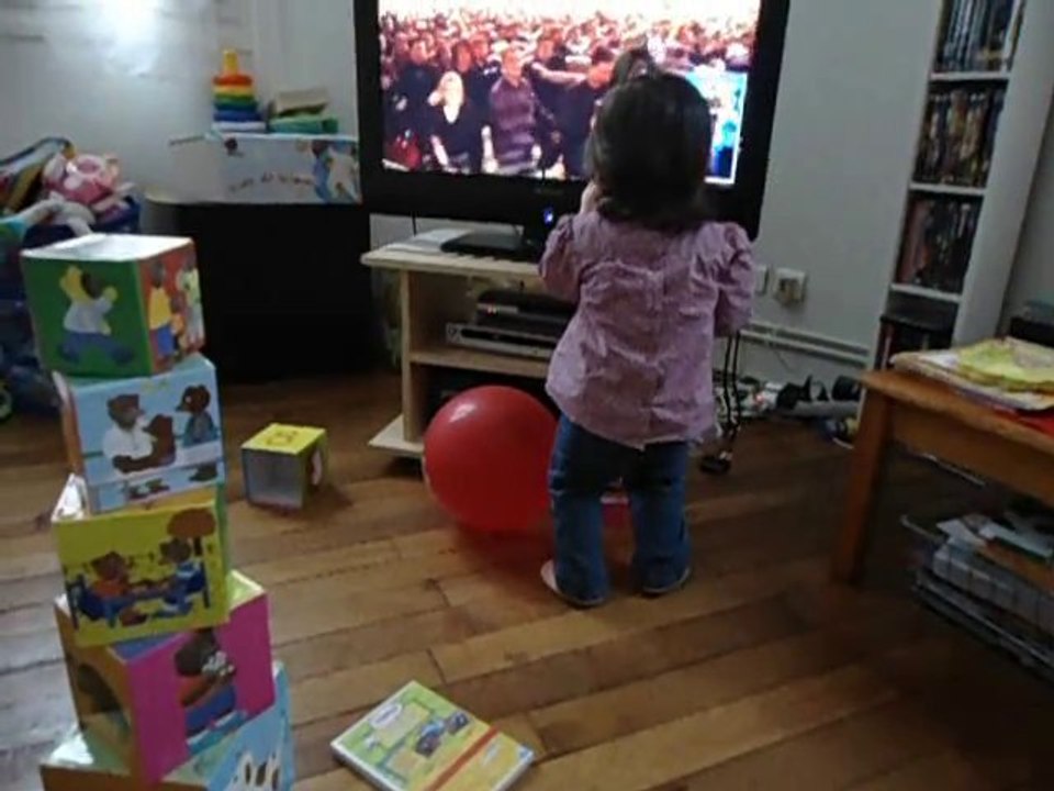 Meïline danse sur MJ à 15 mois