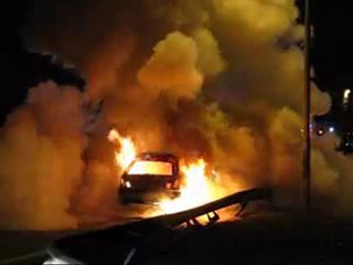 Une BMW en feu sans raison apparente