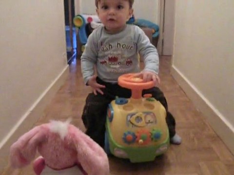 Sur mon beau camion avec mon pote lapin rose !