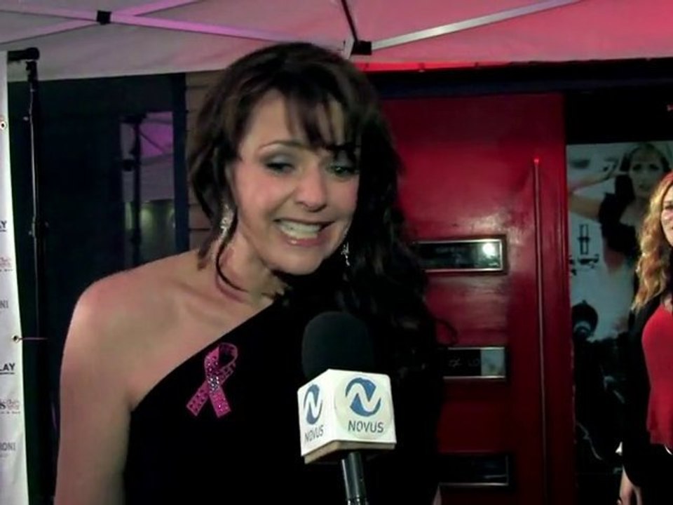 Amanda.Tapping-Pinups.For.Pink.2010.Red.Carpet.HD.1080p