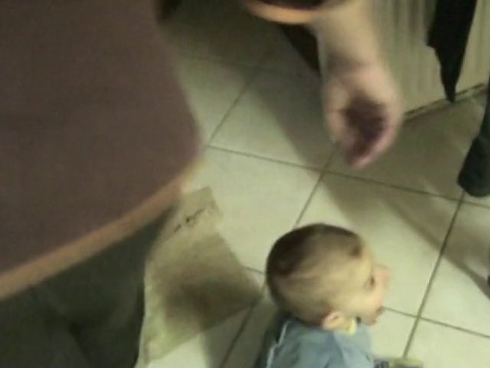 Lucien s'amuse avec une balle