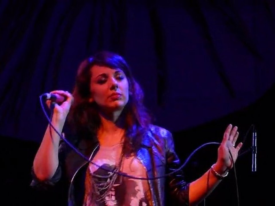 *Péril en la demeure*  -   Sam Neves  [Zèbre de Belleville]