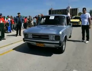 Cubanos acudieron a una carrera de autos en La Habana