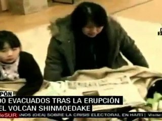 Evacúan a 600 en Japón por erupciones del volcán Shinmoed