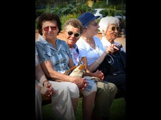 " V I V E " REFLEXION ESCRITA POR MADRE TERESA DE CALCUTA