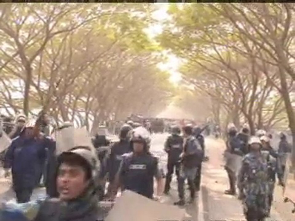 Rioters attack police in Bangladesh