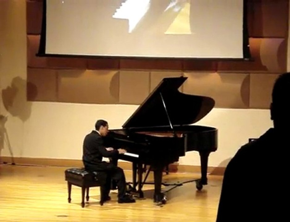 Musette (Bach)- Played by Alexander Ravelo [www.keepvid.com]