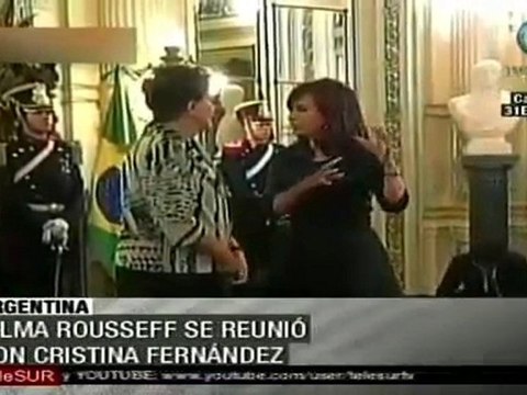 Dilma Rousseff firma acuerdos y se reúne con activistas en Argentina