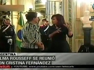 Dilma Rousseff firma acuerdos y se reúne con activistas en Argentina