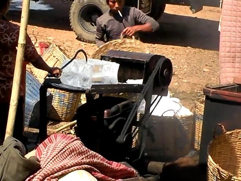 Fabrication de la glace pilée á Kompong Chhnang