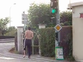 Kiki qui fait son chow au feu rouge a montanceix!!