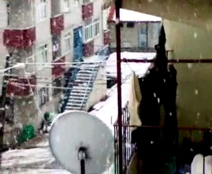01022011Dernekpazarı merkezine  ilk kar yağdı
