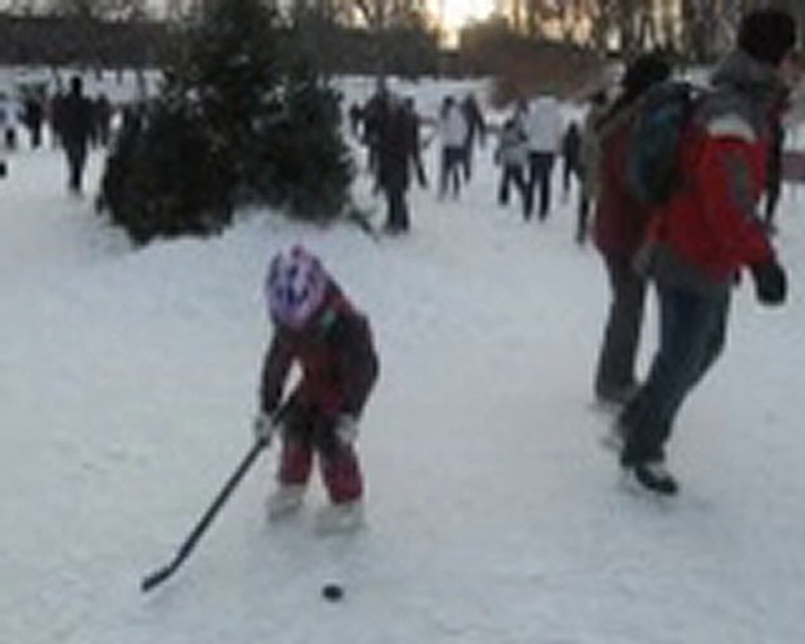 Marilou joue au hockey au Parc Lafontaine 30/1/2011