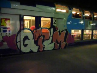 graff sur un train corail