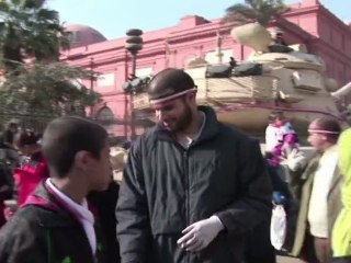 Le Caire: les manifestants nettoient la place Tahrir