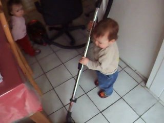 Célian passe l'aspirateur - 20 mois 1/2