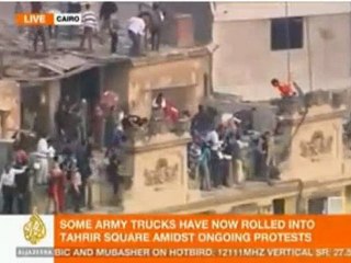 Protestors Fight from Rooftops in Egypt