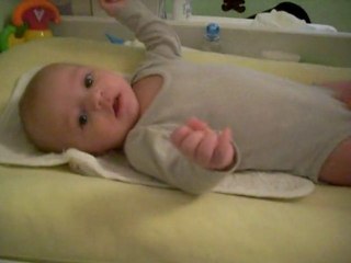 premier vrai fou rire de Enzo avec son papa!!!! le 3-02-2011