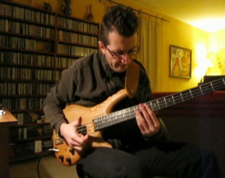 Slap bass : générique 12 infos (NRJ12)