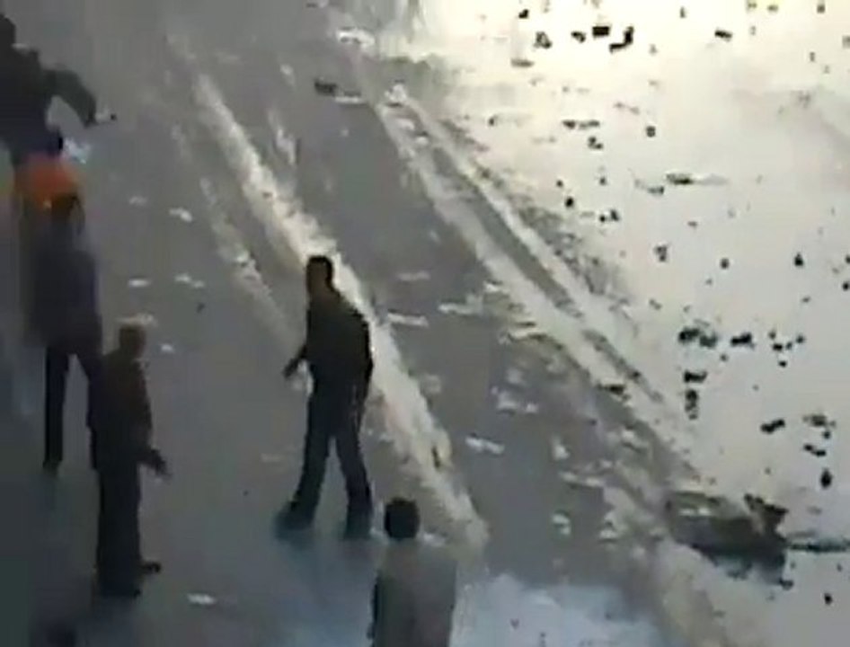 Fourgon de police écrase volontairement des manifestants Egy