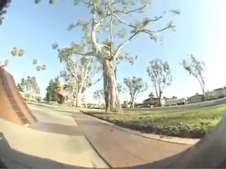 Télécharger la video: Skateboarder Leo Romero rippin