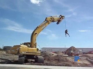 la pelleteuse transformée en manège - excavator as carousel